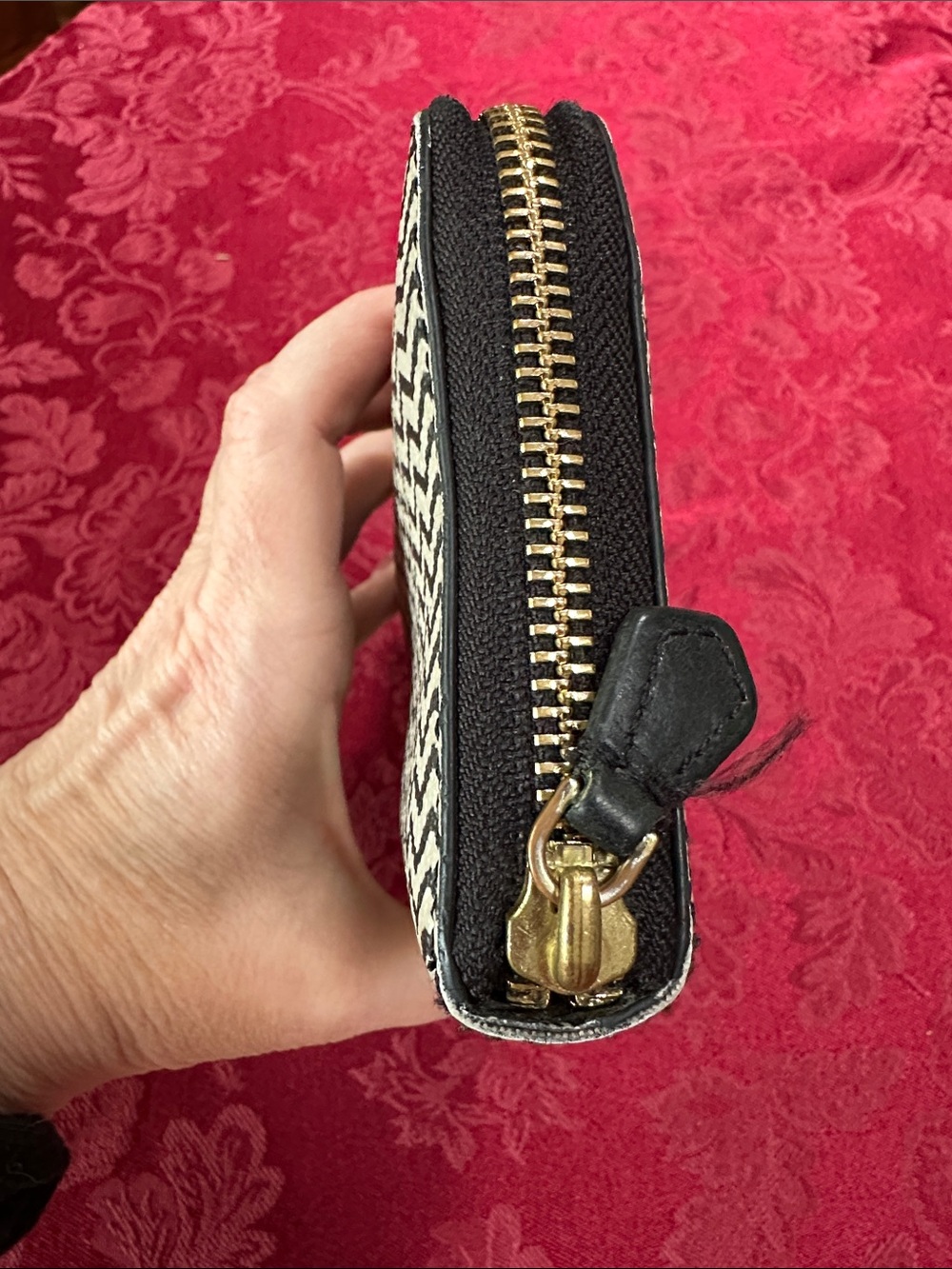 Tory Burch Black & Cream Leather Zig Zag Print Long Zip Wallet - Picture 3 of 5